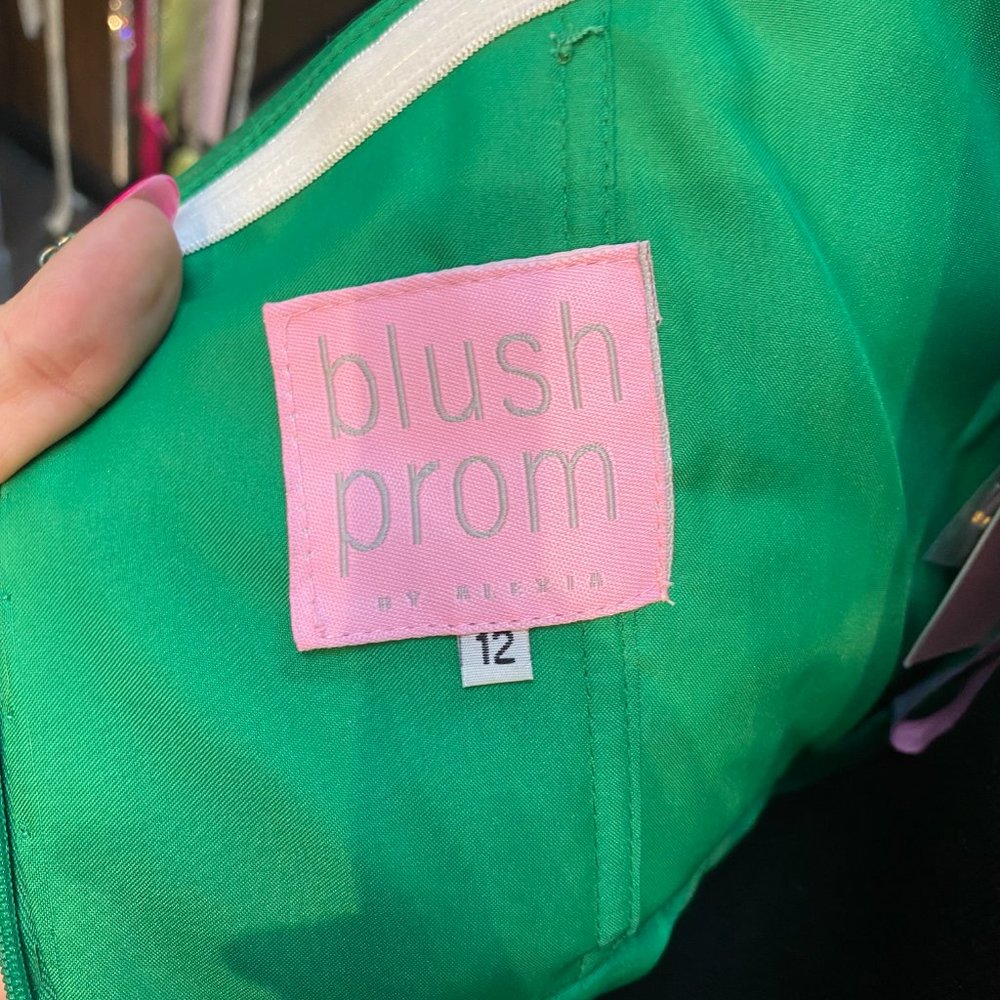 GREEN SHORT STYLE DRESS - Picture 9 of 10